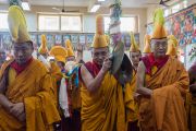 Монахи по завершении церемонии подношения Его Святейшеству Далай-ламе молебна о долгой жизни. Дхарамсала, Индия. 2 ноября 2016 г. Фото: Тензин Чойджор (офис ЕСДЛ)