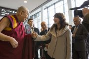 Его Святейшество Далай-лама дает интервью местным журналистам по прибытии в аэропорт Нарита. Нарита, Япония. 8 ноября 2016 г. Фото: Джигме Чопхел
