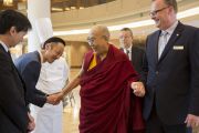 Его Святейшество Далай-лама приветствует сотрудников отеля в Нарите. Нарита, Япония. 8 ноября 2016 г. Фото: Джигме Чопхел