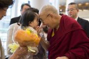 Его Святейшество Далай-лама ласково приветствует ребенка по прибытии в свой отель в Нарите. Нарита, Япония. 8 ноября 2016 г. Фото: Джигме Чопхел