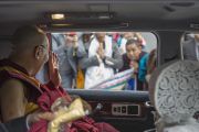 Дээрхийн Гэгээнтэн Далай Лам Нарита онгоцны буудлаас өөрийн байрлах зочид буудлын зүг хөдлөв. Япон, Токио. 2016.11.08. Гэрэл зургийг Жигмэ Чоймпел