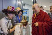 Тибетцы из местного тибетского сообщества подносят Его Святейшеству Далай-ламе традиционное приветствие по прибытии в аэропорт Нарита. Нарита, Япония. 8 ноября 2016 г. Фото: Джигме Чопхел