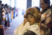 Төвөдийн бага хүүхэд Дээрхийн Гэгээнтэн Далай Ламыг Нарита онгоцны буудалд хүлээн байгаа нь. Япон, Токио. 2016.11.08. Гэрэл зургийг Жигмэ Чоймпел