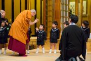 Дээрхийн Гэгээнтэн Далай Лам айлдвар эхлэхийн өмнө түүнийг хүлээн угтсан бяцхан хүүхдүүдэд талархал илэрхийлж байгаа нь. Япон, Токио. 2016.11.09. Гэрэл зургийг Жигмэ Чоймпел