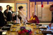Его Святейшество Далай-лама приветствует гостей, прибывших на обед в храм Хигаси Хонгандзи. Киото, Япония. 9 ноября 2016 г. Фото: Джигме Чопхел