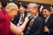 Его Святейшество Далай-лама шутливо приветствует одного из слушателей по прибытии в храм Хигаси Хонгандзи. Киото, Япония. 9 ноября 2016 г. Фото: Джигме Чопхел