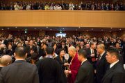 Дээрхийн Гэгээнтэн Далай Лам айлдварын дараа сүмд цугласан хүмүүстэй уулзаж байгаа нь. Япон, Токио. 2016.11.09. Гэрэл зургийг Жигмэ Чоймпел