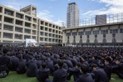 Вид на стадион старшей школы «Сейфу», где собрались более 3 000 учеников, чтобы послушать Его Святейшество Далай-ламу. Осака, Япония. 10 ноября 2016 г. Фото: Джигме Чопхел