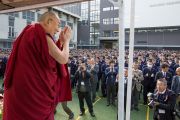 Перед началом своей лекции Его Святейшество Далай-лама приветствует более 3 000 учеников старшей школы «Сейфу». Осака, Япония. 10 ноября 2016 г. Фото: Джигме Чопхел