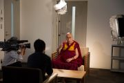 Морита Акира берет у Его Святейшества Далай-ламы интервью для телеканала TBS News. Осака, Япония. 10 ноября 2016 г. Фото: Джигме Чопхел