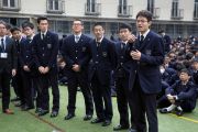 Ученики старшей школы «Сейфу» выстроились в очередь к микрофону, чтобы задать вопросы Его Святейшеству Далай-ламе. Осака, Япония. 10 ноября 2016 г. Фото: Джигме Чопхел