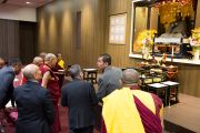 Его Святейшество Далай-лама осматривает зал для медитаций в старшей школе «Сейфу». Осака, Япония. 10 ноября 2016 г. Фото: Джигме Чопхел