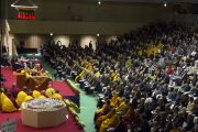 Вид на зал старшей школы «Сейфу», где собрались более тысячи человек, чтобы послушать учения Его Святейшества Далай-ламы. Осака, Япония. 11 ноября 2016 г. Фото: Джигме Чопхел