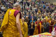 Его Святейшество Далай-лама прощается с аудиторией в конце учений в старшей школе «Сейфу». Осака, Япония. 13 ноября 2016 г. Фото: Джигме Чопхел
