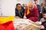 Его Святейшество Далай-лама оставляет автограф на тибетской танке. Осака, Япония. 13 ноября 2016 г. Фото: Джигме Чопхел