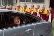 Его Святейшество Далай-лама машет на прощание рукой, уезжая из старшей школы «Сейфу». Осака, Япония. 13 ноября 2016 г. Фото: Джигме Чопхел
