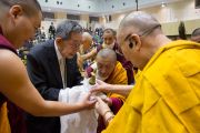 Руководитель школы «Сейфу» делает традиционное подношение Его Святейшеству Далай-ламе в начале третьего дня учений. Осака, Япония. 13 ноября 2016 г. Фото: Джигме Чопхел
