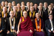 Его Святейшество Далай-лама фотографируется на память с японскими монахами, принимавшими участие в подготовке и проведении его учений в старшей школе «Сейфу». Осака, Япония. 13 ноября 2016 г. Фото: Джигме Чопхел