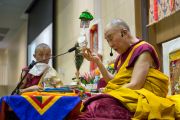 Его Святейшество Далай-лама дарует посвящение исполняющей желания Зеленой Тары. Осака, Япония. 13 ноября 2016 г. Фото: Джигме Чопхел