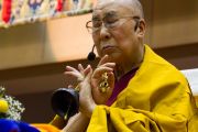 Его Святейшество Далай-лама выполняет предварительные ритуалы перед дарованием посвящения исполняющей желания Зеленой Тары. Осака, Япония. 13 ноября 2016 г. Фото: Джигме Чопхел