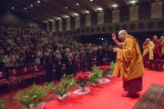 Его Святейшество Далай-лама машет слушателям рукой на прощание по завершении посвящения Ачалы. Коясан, Япония. 14 ноября 2016 г. Фото: Джигме Чопхел