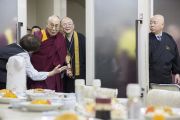 Его Святейшество Далай-ламу приглашают на вегетарианский обед в главном храме Коясана. Коясан, Япония. 14 ноября 2016 г. Фото: Джигме Чопхел