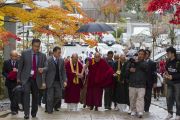 Его Святейшество Далай-лама направляется в главный храм Коясана. Коясан, Япония. 14 ноября 2016 г. Фото: Джигме Чопхел