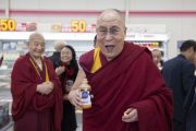Его Святейшество Далай-лама сделал остановку по дороге из Осаки в Коясан. Коясан, Япония. 14 ноября 2016 г. Фото: Джигме Чопхел