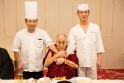Его Святейшество Далай-лама фотографируется с поварами ресторана в Вакаяме, где он остановился пообедать перед отбытием в Токио. Вакаяма, Япония. 15 ноября 2016 г. Фото: Джигме Чопхел