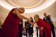 По прибытии в отель Его Святейшество Далай-лама приветствует монахиню тибетской буддийской традиции. Токио, Япония. 15 ноября 2016 г. Фото: Джигме Чопхел