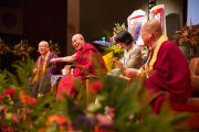 Его Святейшество Далай-лама держит за руку досточтимого Юкея Мацунагу, лидера буддийской традиции сингон, во время публичной лекции в главном храме Коясана. Коясан, Япония. 15 ноября 2016 г. Фото: Джигме Чопхел
