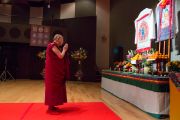 Его Святейшество Далай-лама у алтаря в конференц-зале перед началом публичной лекции. Коясан, Япония. 15 ноября 2016 г. Фото: Джигме Чопхел
