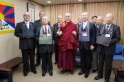 Его Святейшество Далай-лама с директором и преподавателями средней школы Сэтагая. Токио, Япония. 16 ноября 2016 г. Фото: Джигме Чопхел
