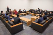 Его Святейшество Далай-лама во время встречи с членами группы поддержки Тибета в палате представителей японского парламента. Токио, Япония. 16 ноября 2016 г. Фото: Джигме Чопхел