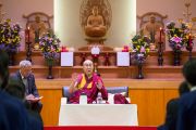 Его Святейшество Далай-лама отвечает на вопросы учащихся во время лекции в средней школе Сэтагая. Токио, Япония. 16 ноября 2016 г. Фото: Джигме Чопхел