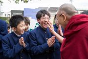 Его Святейшество Далай-лама шутливо приветствует учащихся по прибытии в среднюю школу Сэтагая. Токио, Япония. 16 ноября 2016 г. Фото: Джигме Чопхел