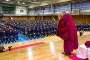 Его Святейшество Далай-лама приветствует учеников, поднявшись на сцену в спортивном зале средней школы Сэтагая. Токио, Япония. 16 ноября 2016 г. Фото: Джигме Чопхел