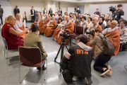 Его Святейшество Далай-лама общается с группой буддистов из Кореи. Иокогама, Япония. 17 ноября 2016 г. Фото: Джигме Чопхел