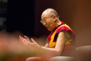 Его Святейшество Далай-лама отвечает на вопросы слушателей в ходе публичной лекции «Сострадание – ключ к счастью». Иокогама, Япония. 17 ноября 2016 г. Фото: Джигме Чопхел