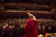 Его Святейшество Далай-лама приветствует слушателей, поднявшись на сцену выставочного центра «Пасифик Иокогама». Иокогама, Япония. 17 ноября 2016 г. Фото: Джигме Чопхел