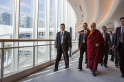 Его Святейшество Далай-лама прибывает в выставочный центр «Пасифик Иокогама», чтобы прочесть публичную лекцию «Сострадание – ключ к счастью». Иокогама, Япония. 17 ноября 2016 г. Фото: Джигме Чопхел