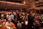 Слушатели выстроились в очередь, чтобы задать свои вопросы Его Святейшеству Далай-ламе во время публичной лекции «Сострадание – ключ к счастью». Иокогама, Япония. 17 ноября 2016 г. Фото: Джигме Чопхел