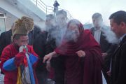 Дээрхийн Гэгээнтэн Далай Лам Улаанбаатар хот дахь номын айлдвараа эхлэхээр Буян Ухаа цогцолборт хүрэлцэн ирэв. Монгол улс, Улаанбаатар хот. 2016.11.20. Гэрэл зургийг Тэнзин Такла (ДЛО)