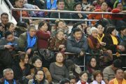 Верующие, которым не хватило мест, стоя слушают учения Его Святейшества Далай-ламы в спортивном комплексе «Буянт Ухаа», в котором собралось более 12,000 человек. Улан-Батор, Монголия. 20 ноября 2016 г. Фото: Игорь Янчеглов (фонд «Сохраним Тибет»)
