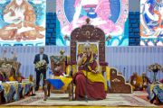Его Святейшество Далай-лама во время дневной сессии учений по сочинениям Чже Цонкапы в спортивном комплексе «Буянт Ухаа». Улан-Батор, Монголия. 20 ноября 2016 г. Фото: Игорь Янчеглов (фонд «Сохраним Тибет»)