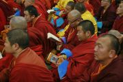 Дээрхийн Гэгээнтэн Далай Ламаас номын айлдвар хүртэж буй лам хуврагууд. Монгол улс, Улаанбаатар хот. 2016.11.20. Гэрэл зургийг Тэнзин Такла (ДЛО)