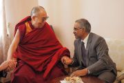 Его Святейшество Далай-лама и господин Суреш Бабу, посол Республики Индия в Монголии, во время обеда в индийском посольстве. Улан-Батор, Монголия. 21 ноября 2016 г. Фото: Тензин Такла (офис ЕСДЛ)