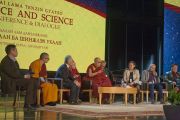 Его Святейшество Далай-лама и другие участники дневной сессии международной конференции «Буддизм и наука». Улан-Батор, Монголия. 21 ноября 2016 г. Фото: Игорь Янчеглов (фонд «Сохраним Тибет»)