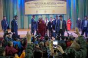 Его Святейшество Далай-лама машет своим почитателям рукой на прощание по завершении лекции в Центральном дворце культуры. Улан-Батор, Монголия. 22 ноября 2016 г. Фото: Игорь Янчеглов (фонд «Сохраним Тибет»)