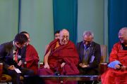 Асуулт хариултын үеэр Дээрхийн Гэгээнтэн Далай Лам хөгжилтэй зүйл ярив. Монгол улс, Улаанбаатар хот. 2016.11.22. Гэрэл зургийг Тэнзин Балжор